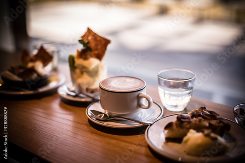 Fototapeta おしゃれな喫茶店のとても美味しいケーキとカフェラテ