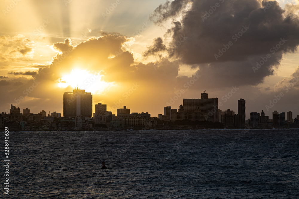 Obraz premium Sunset at Skyline of Havana, Cuba
