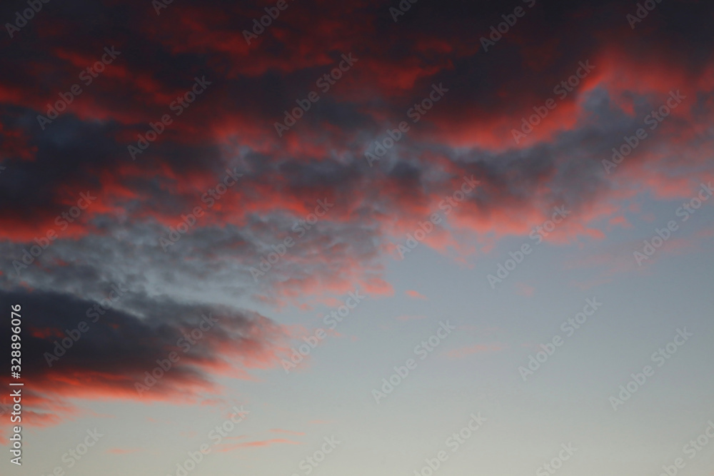Nuvole rosse al tramonto
