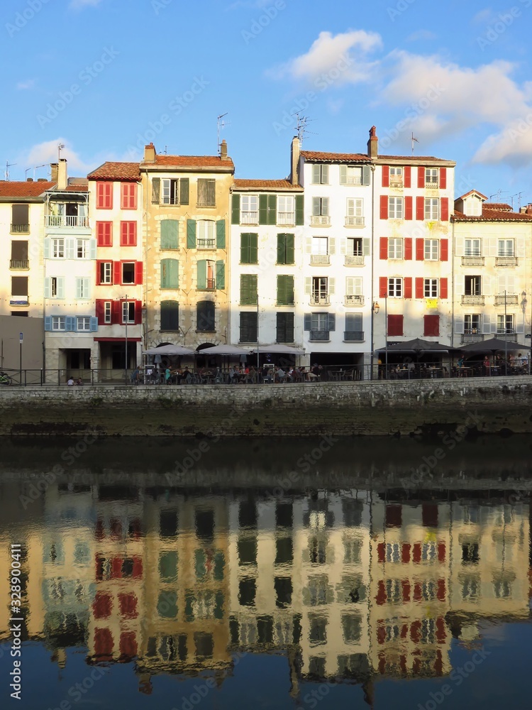 Bayonne, façades d’immeubles du quai Galuperie et reflet dans l'eau de la Nive (France)