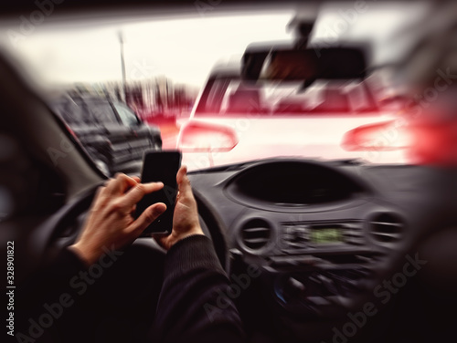 Obraz na płótnie inattentive driver looks at the phone while driving