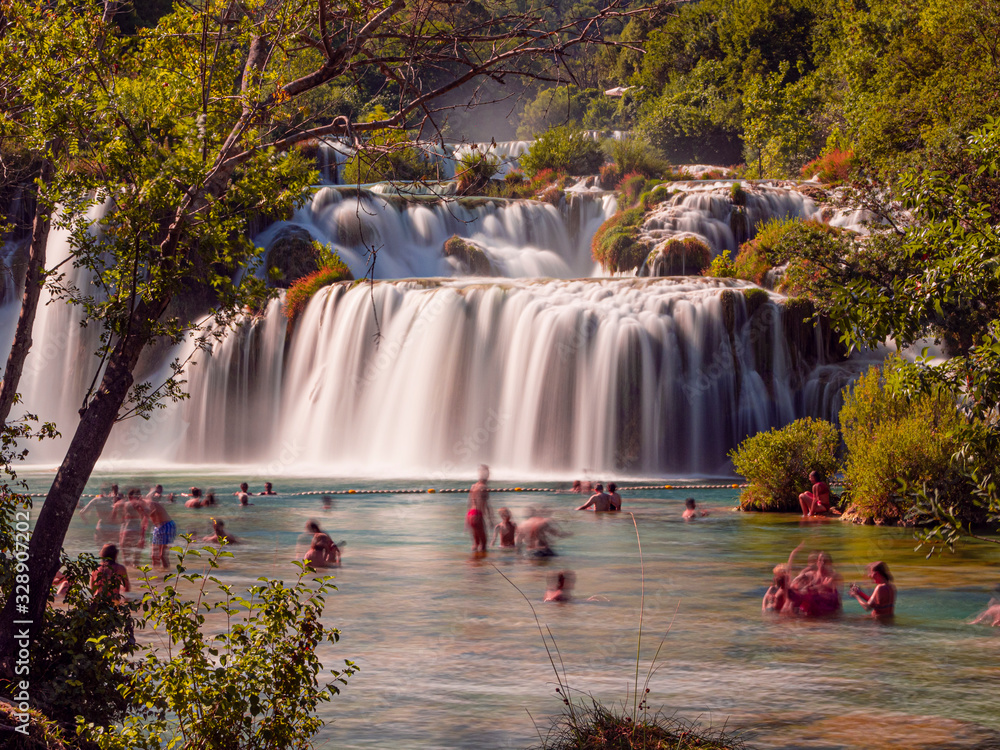 Plakat Parque Natural de Krka con cascadas impresionantes en Croacia, europa, verano de 2019