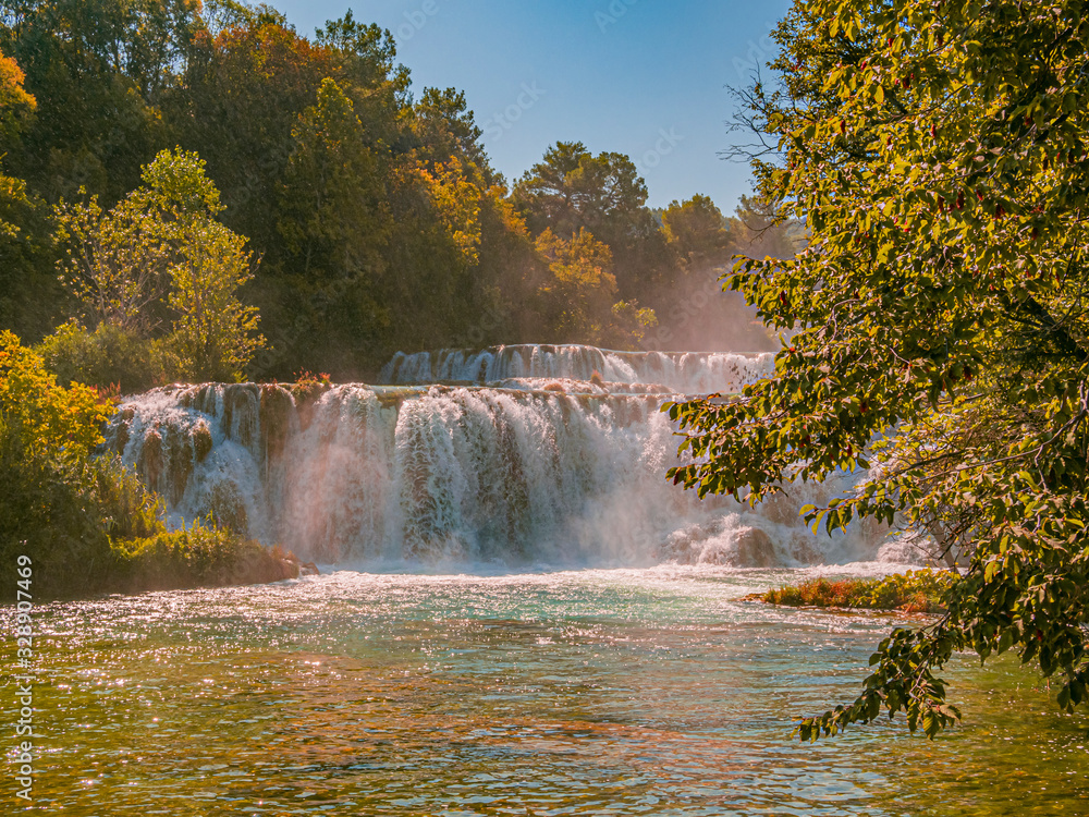 Fototapeta premium Cascadas en el Parque Natural Krka en Croacia, Patrimonio de la Humanidad, verano de 2019