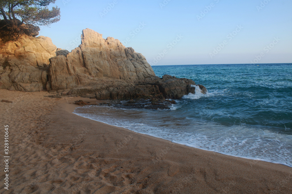 berges de granite sur une plage à lloret de mar en espagne