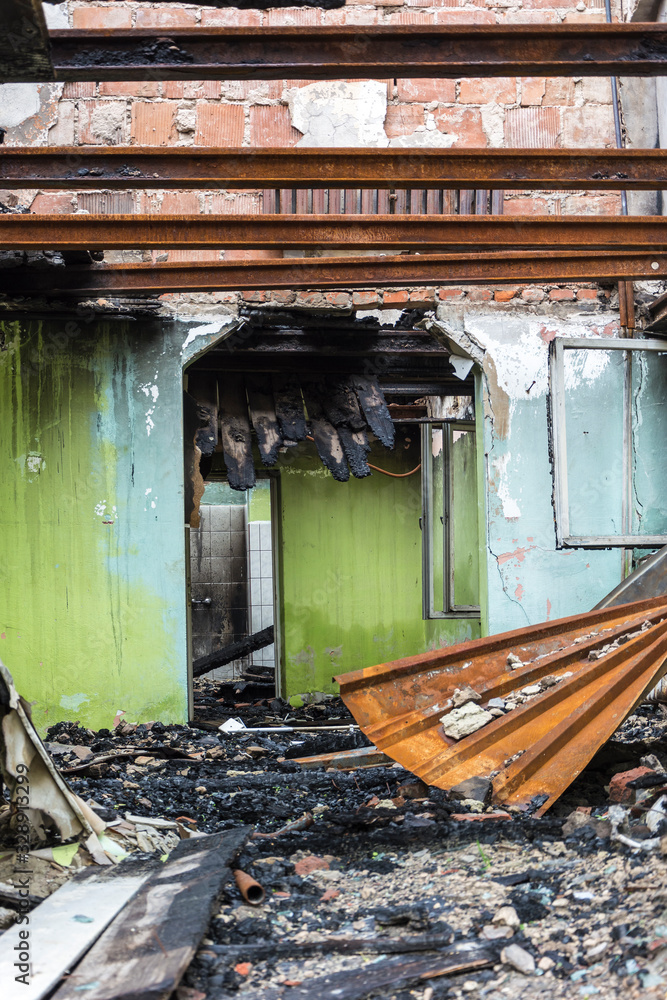 Obraz premium Spalony budynek