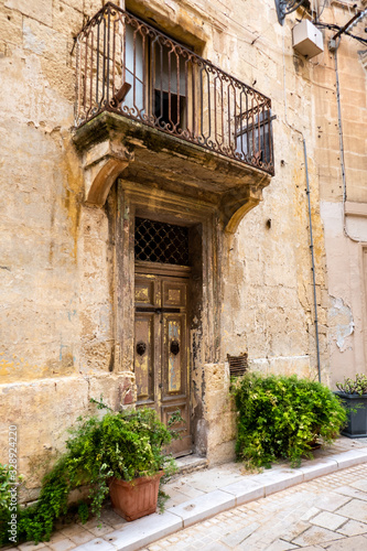 Fototapeta Naklejka Na Ścianę i Meble -  old  door and house in Malta