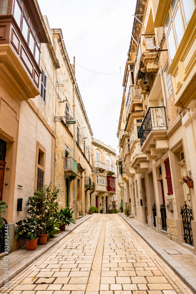narrow street in Malta