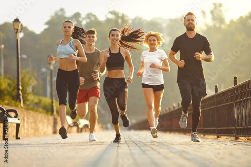 Tableau sur toile Group of runners in the park in the morning.