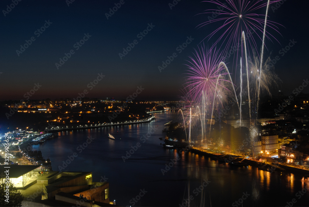 Fogo de artificio na cidade do Porto junto ao rio no norte de portugal
