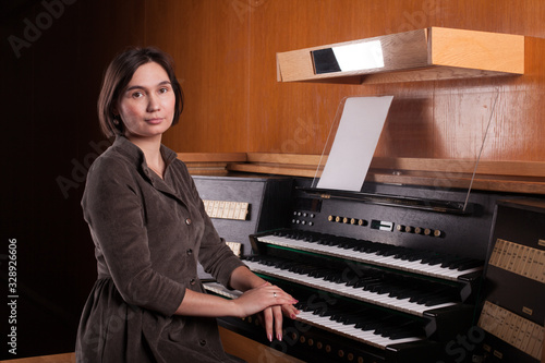 Картината върху платно Organist playing a pipe organ, closeup view