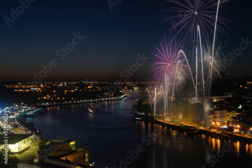Fogo de artificio na cidade do Porto junto ao rio no norte de portugal
