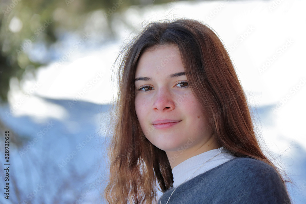 RAGAZZA IN POSA SULLA NEVE RAGAZZA IN POSA SULLA NEVE
