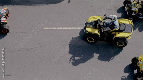 Motos 4 Quods a passar na estrada 