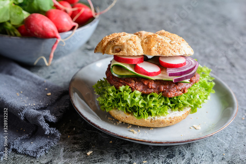 Vegetarian beetroot burger with Lollo Bionda lettuce, tartar sauce, red onion, zucchini and radish slices