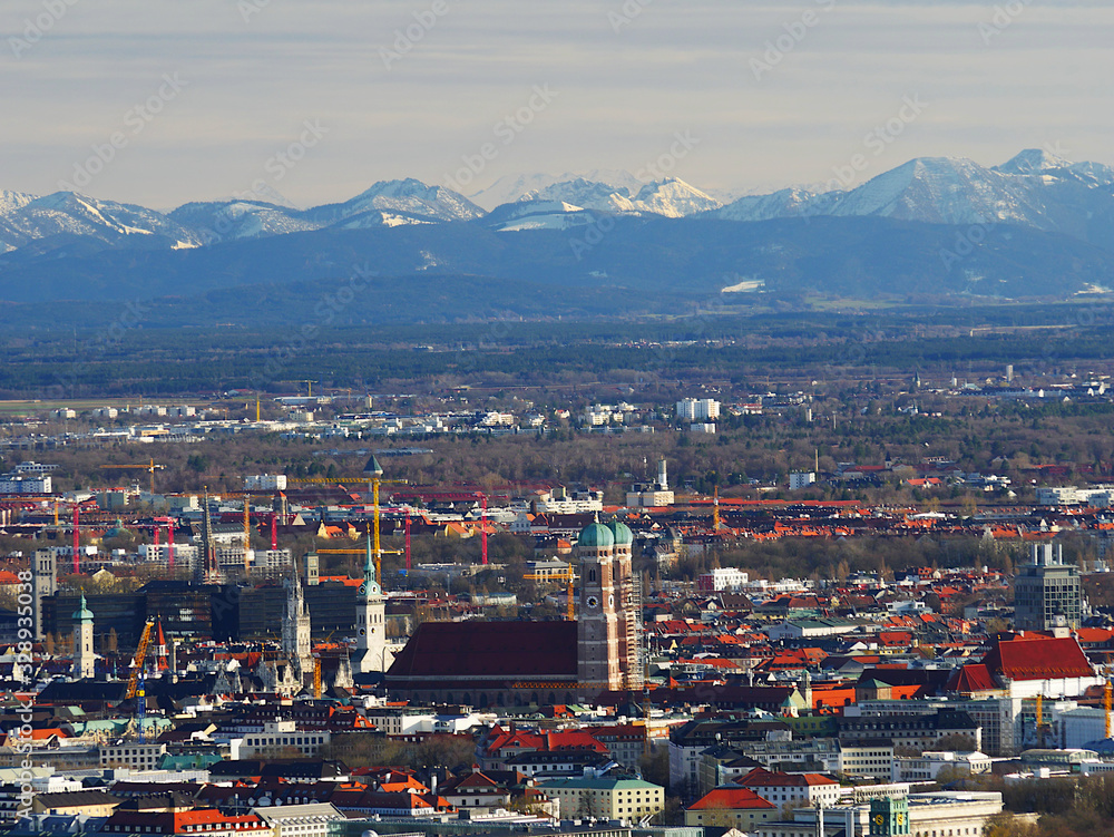 München, Deutschland: Die Marienkirche mit den Alpen im Hintergrund