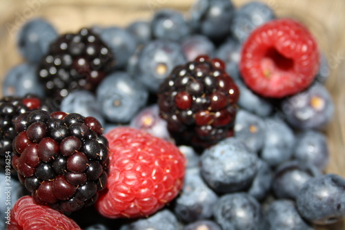 fruit, food, berry, berries, blueberry, red, blackberry, raspberry, strawberry, fresh, healthy, ripe, blueberries, sweet, raspberries, black, blue, strawberries, diet, blackberries, dessert, summer, f