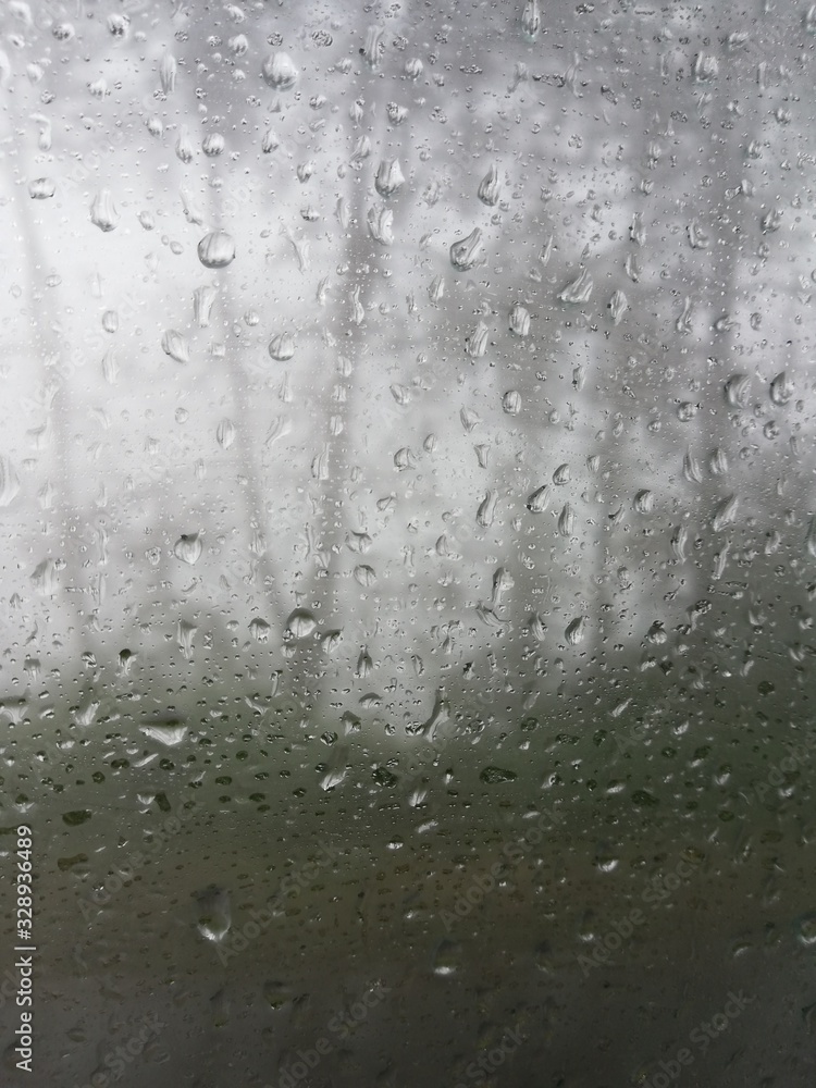 Fotografía de gotas de lluvia caminando por una ventana tomada en Cusco Fotografía de gotas de lluvia caminando por una ventana tomada en Cusco