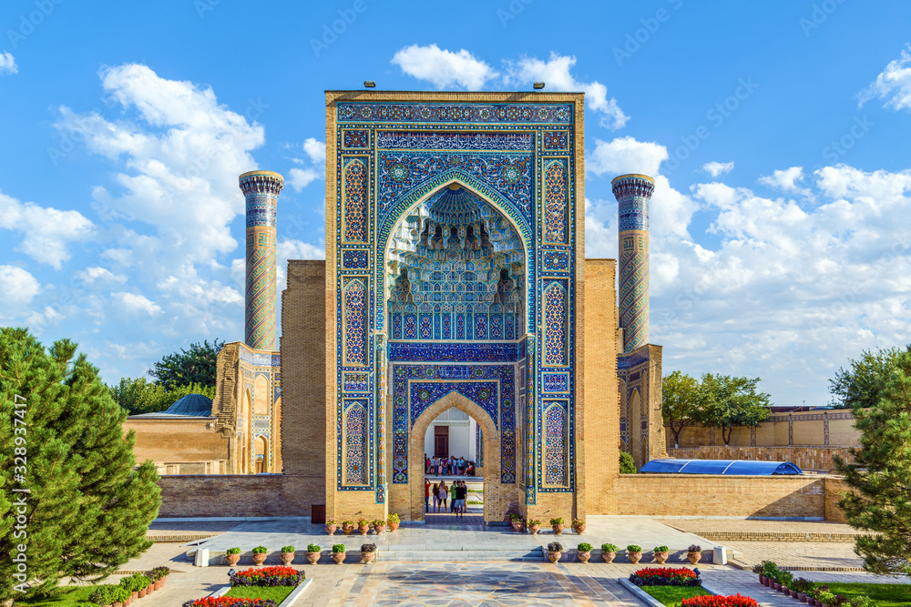 Obraz premium Parade portal of Gur-e-Amir mausoleum, famous architectural complex, Samarkand, Uzbekistan