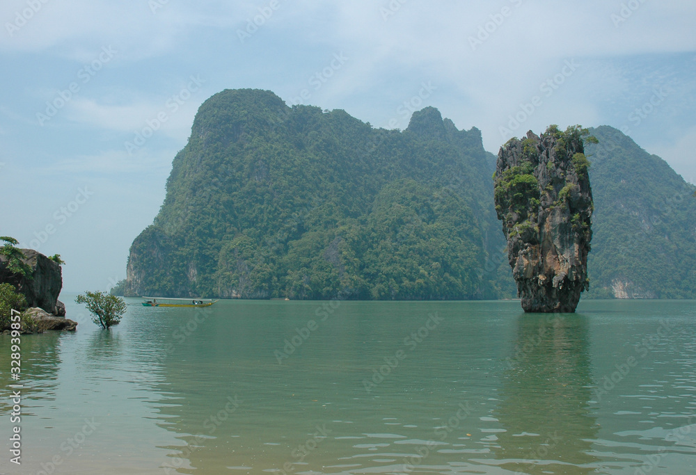 Obraz premium James Bond Island, the man with the golden gun
