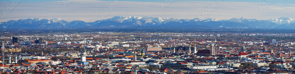 Naklejka premium Monachium, Niemcy: Panorama miasta przed Alpami