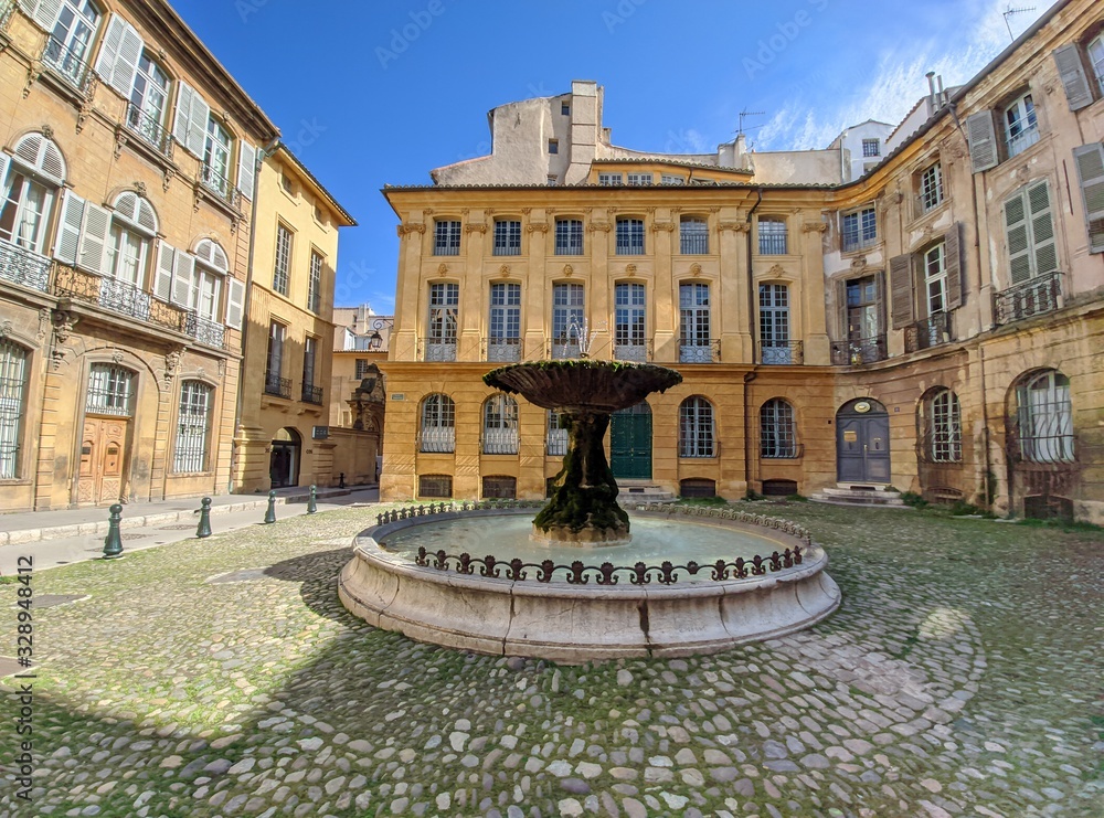 Naklejka premium Place d'Albertas avec sa fontaine à côté du cours mirabeau et la rotonde à Aix en Provence, France