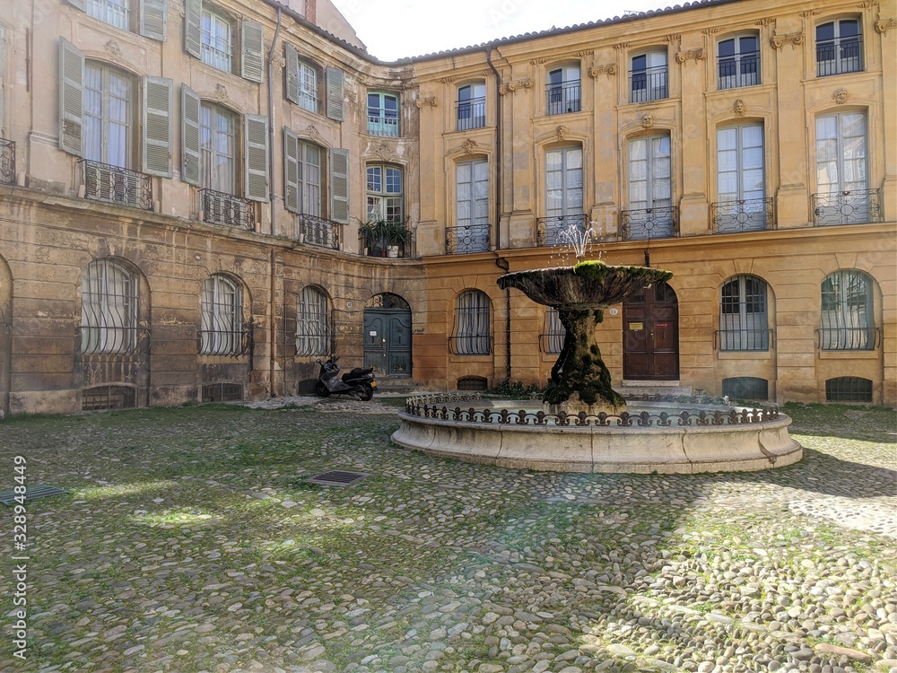 Fototapeta premium Place d'Albertas avec sa fontaine à côté du cours mirabeau et la rotonde à Aix en Provence, France