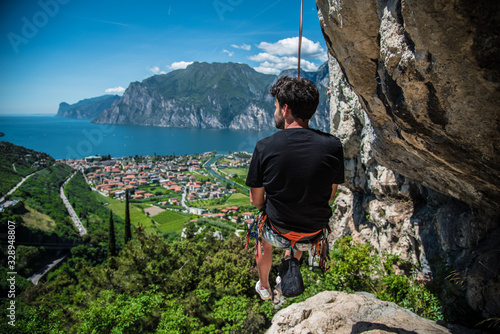 Am Kletterseil hängend am Gardasee