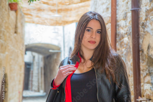Fotografía Centro Storico di Bisceglie con modella in camicia rossa