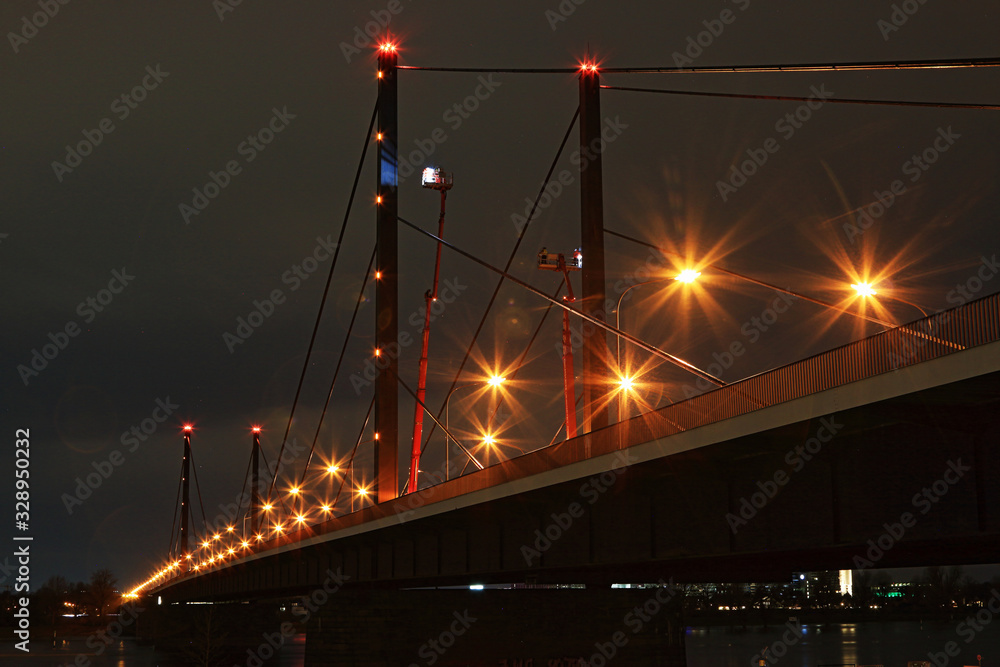 Gesperrte Theodor-Heuss-Brücke in Düsseldorf bei Nacht mit Hubwagen für Tragwerkuntersuchung