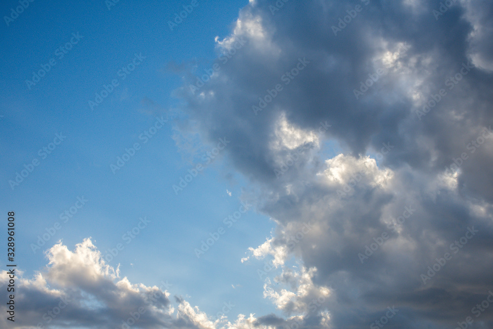Obraz premium Algunos blancos fugándose entre las nubes