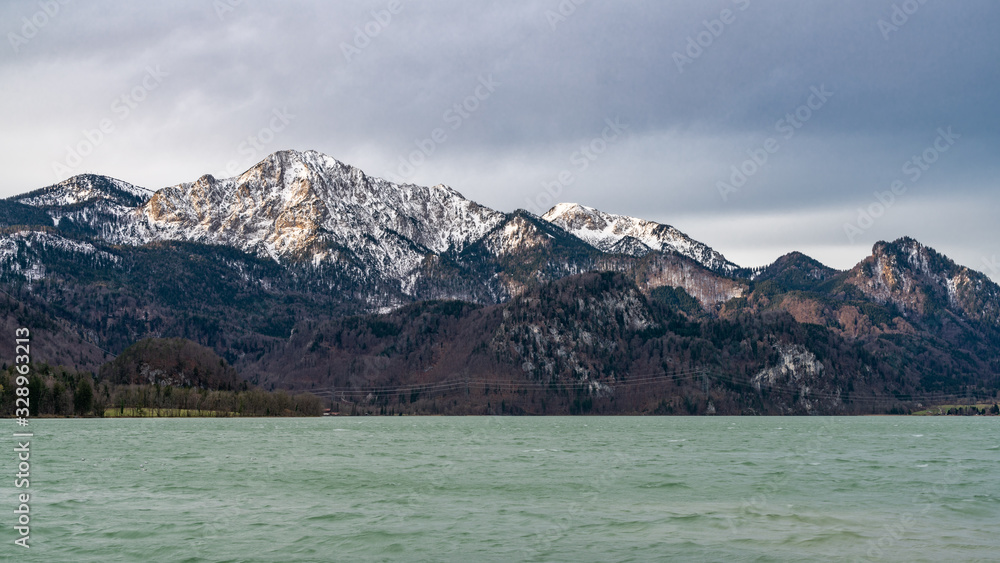 Morgentliches Panorama am Kochelsee in Bayern