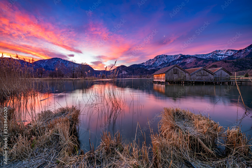 Fototapeta premium Morgenrot über den bayrischen Alpen am Kochelsee