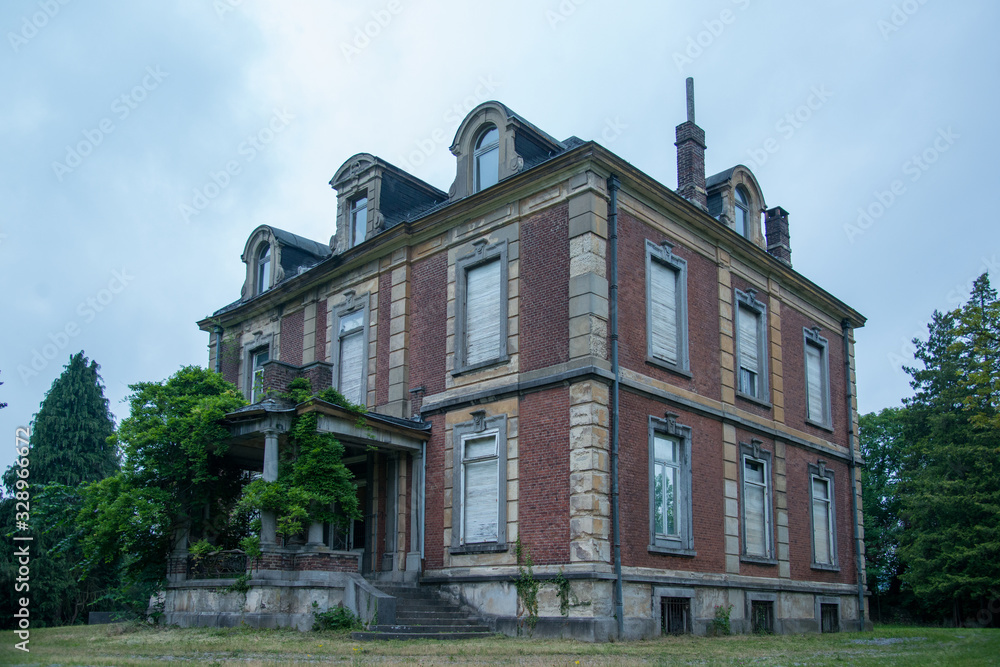 Fototapeta premium Altes Herrenhaus im Verfallsstadium ohne Gärtner
