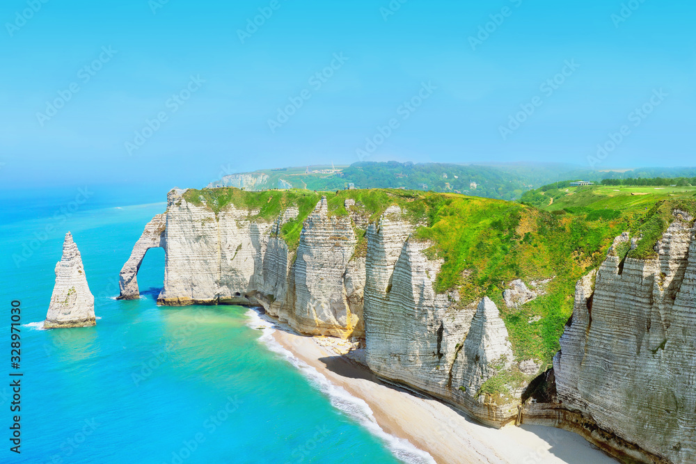 Foto de Picturesque landscape on the cliffs of Etretat. Natural amazing ...