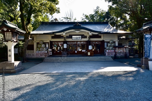 工事中の熊本城と神社 © Kazzy