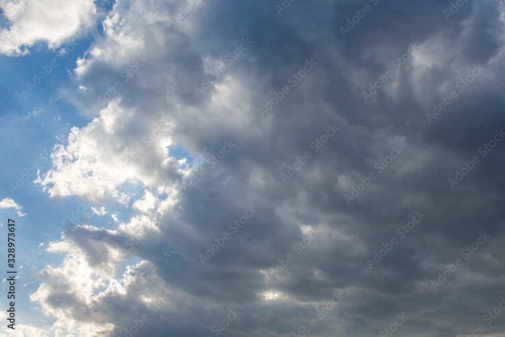 Fototapeta premium Entre gris y blanco de unas nubes