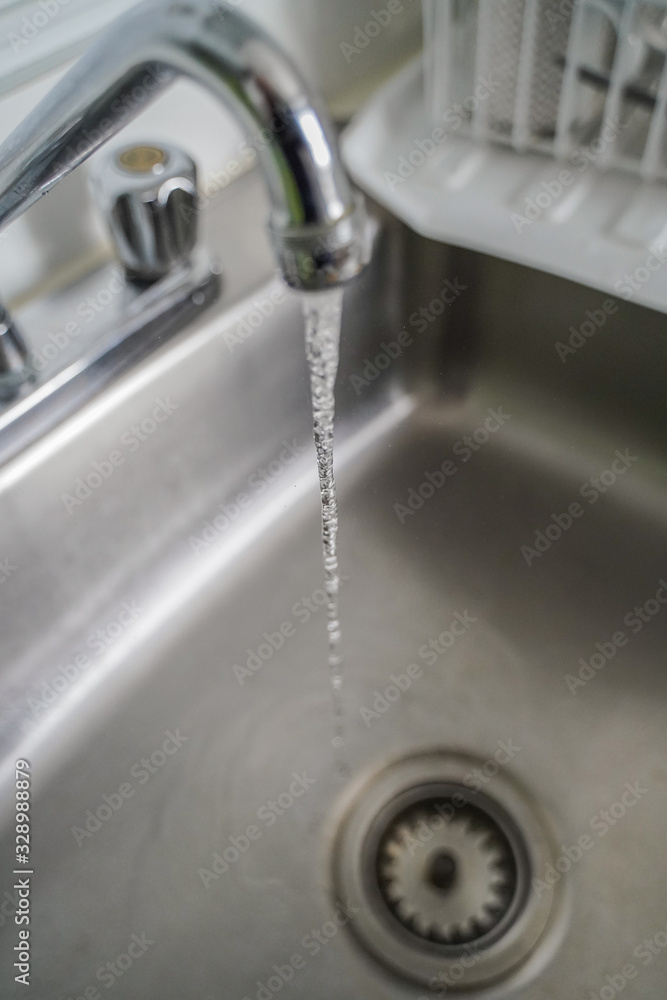 évier eau qui coule évier eau qui coule