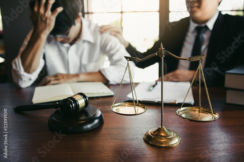 Canvas Print Lawyer is encouraging the client who estimates the trial and may not win the case in the office