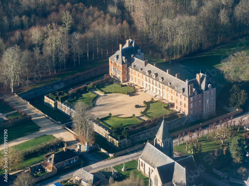 vue aérienne du château d'Heudicourt dans l'Eure en France photo