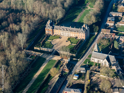 vue aérienne du château d'Heudicourt dans l'Eure en France