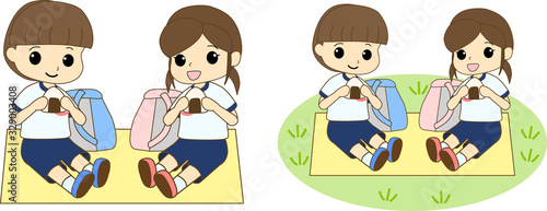 お弁当を食べる、体操服を着た子供　Children in gym clothes eating a lunch on an excursion