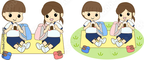 お弁当を食べる、体操服を着た子供　Children in gym clothes eating a lunch on an excursion
