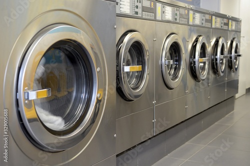Machines à laver alignées dans une laverie
