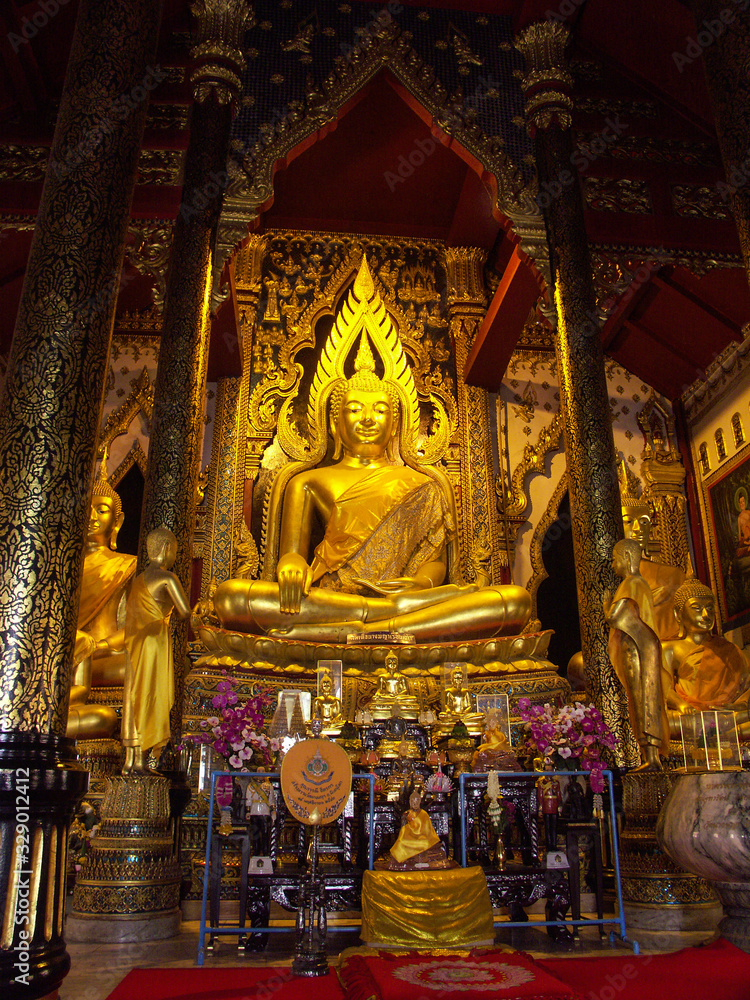 Bouddha à l'intérieur du Wat Nang Phaya à Phitsanulok, Thaïlande.