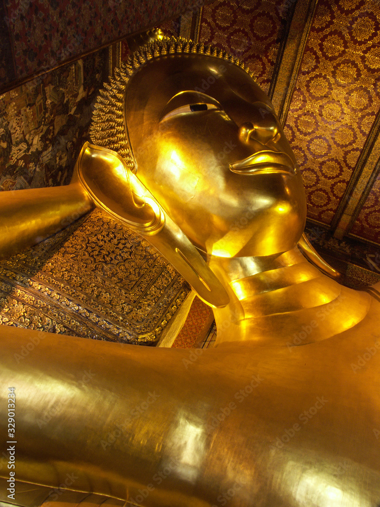 Statue de Bouddha allongé dans un temple de Bangkok en Thaïlande.
