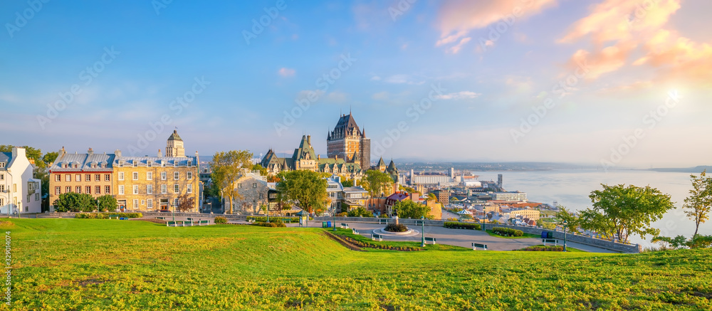 Fototapeta premium Panoramiczny widok na panoramę miasta Quebec w Kanadzie