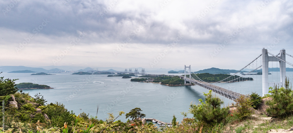 日本の岡山県から香川県にかかる瀬戸大橋と瀬戸内海の風景。