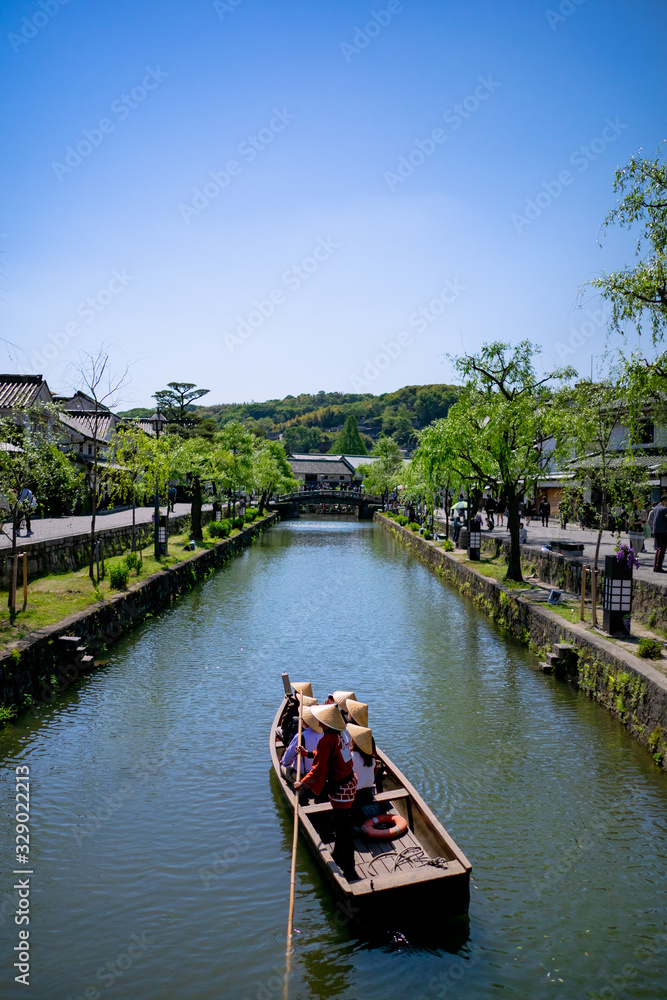 Naklejka premium 日本の岡山県にある美観地区の川舟流しの風景。