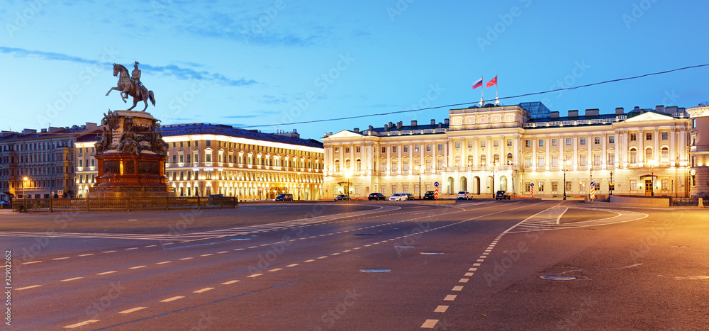 Obraz premium Russia, Building of Legislative assembly of St Petersburg, Isaak Square, night - Mariinsky palace