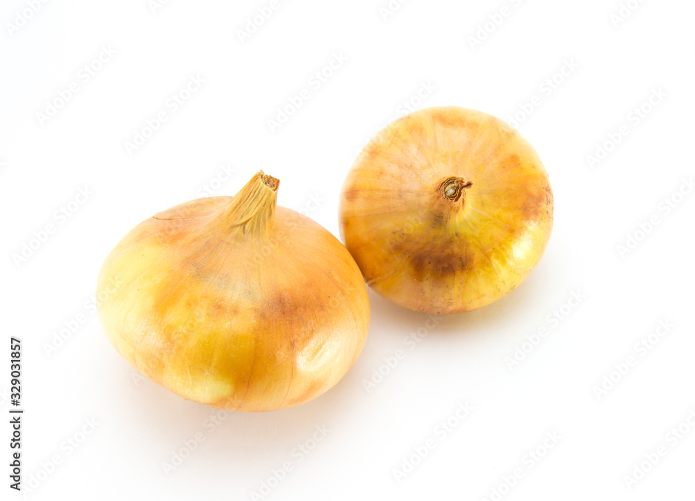 Obraz premium Two ordinary bulbs of brown color on a white isolated background. Not perfect, grown at home, on their own.